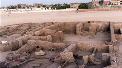 الكشف عن مدينة سكنية من القرن الثامن عشر وجبانة قبطية أسفله بقنا