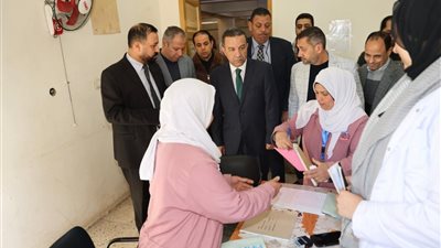محافظ المنوفية يفاجئ عيادة التأمين الصحي بحي غرب للوقوف علي مستوى الخدمات 