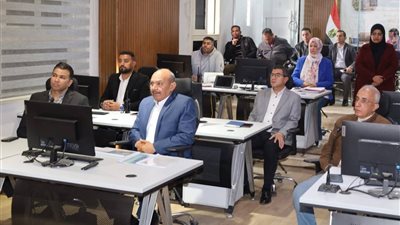 محافظ السويس يتابع العمل بالشبكة الوطنية للطوارئ والسلامة العامة