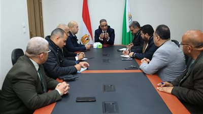 محافظ الجيزة يعقد لقاءً عاجلًا لبحث آليات رفع مستوى النظافة بكرداسة