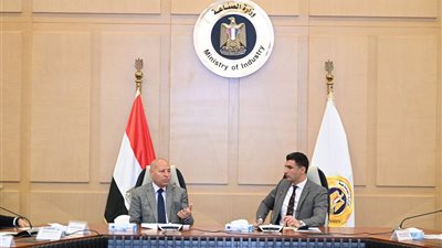 وزير الصناعة يبحث مع محافظ القاهرة خطة تطوير شاملة لمنطقة شق الثعبان