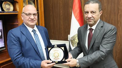 محافظ المنوفية يكرم مدير مديرية الزراعة السابق ويهديه درع المحافظة تقديراً لجهوده