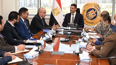 وزير الصناعة يبحث مع مجموعة العربي خطة إقامة توسعات جديدة بقيمة480مليون دولار 