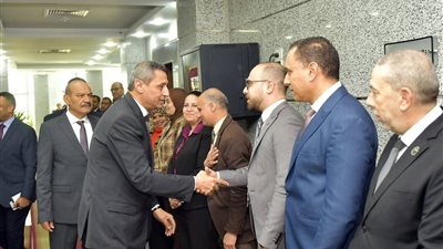 محافظ السويس يكرم اللواء طارق الشاذلي المحافظ السابق بحضور القيادات التنفيذية