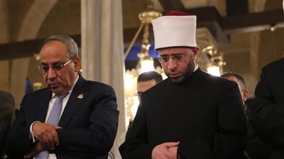 وزير الاوقاف يشهد صلاة التراويح بمسجد الإمام الحسين رضي الله عنه