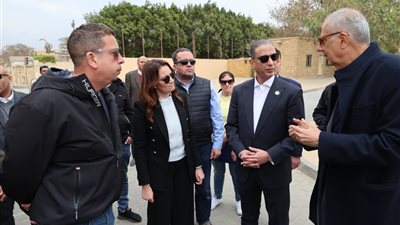 محافظ الجيزة يسلّم 20 منصة بيع حضارية لباعة منطقة الزيارة بأهرامات الجيزة 