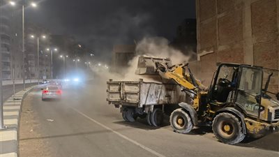 محافظة الجيزة ترفع ١٩٠٠طن مخلفات من نفق المنشية بالهرم خلال ٦٩ نقلة