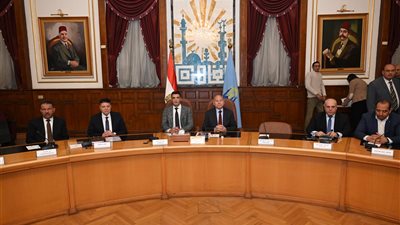 وزير الصناعة ومحافظ القاهرة يعقدان حواراً مع مستثمري منطقة شق الثعبان الصناعية