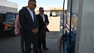 محافظ جنوب سيناء يتفقد محطات الوقود لمتابعة الالتزام بالاسعار الجديدة