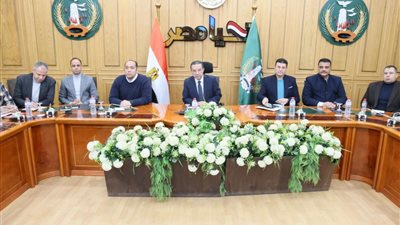 محافظ المنوفية يترأس اجتماعاً برؤساء الوحدات المحلية والأجهزة التنفيذية والرقابية لضبط الأسواق