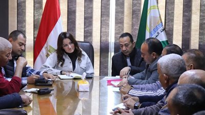 نائب محافظ الجيزة تعقد اجتماعًا مع شركات النظافة لبحث دعم منظومة النظافة 