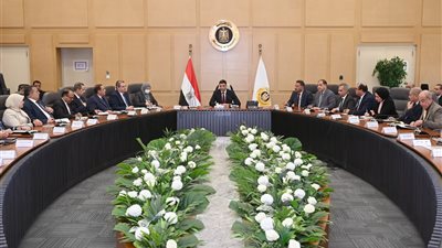 وزير الصناعة يعقد اجتماعاً مع قيادات الوزارة وممثلي شركة دي كود للاستشارات
