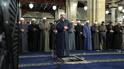 إقبال واسع على الجامع الأزهر ومشاركة لافتة للقراء بإحياء التراويح بالقراءات المتواترة