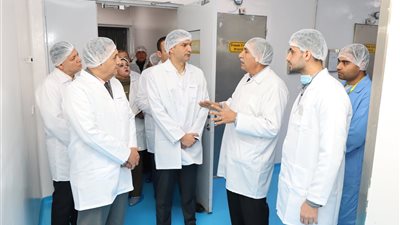 وزير الصناعة ومحافظ القليوبية يتفقدان 5 مصانع متخصصة في الصناعات الدوائية بالعبور 