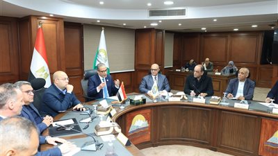 محافظ الجيزة يعقد اجتماعاً موسعاً مع رؤساء الأحياء والمراكز بشأن ضبط الأسواق