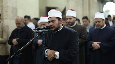 أئمة الجامع الأزهر يؤدون صلاة التراويح في الليلة السادسة والعشرين من رمضان