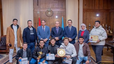 نائب رئيس جامعة طنطا يُكرم طلاب كلية الزراعة الفائزين بمراكز متقدمة 