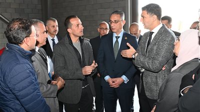 وزير الصناعة ومحافظ الجيزة يتفقدان مصنع متخصص في صناعة زجاج السيارات والألومنيوم