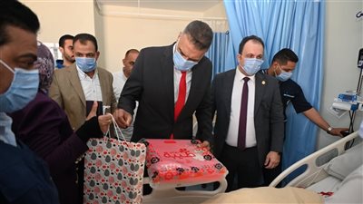 محافظ جنوب سيناء يزرع البهجة في قلوب مرضي طور سيناء بعيد الفطر