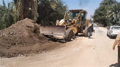 محافظ أسيوط يوجه بتكثيف تمهيد الطرق بالعتمانية بالبداري لتيسير حركة