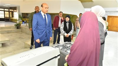 محافظ أسيوط يدعم الأولى بالرعاية بتسليم جهاز عروسة وكراسي كهربائية وسرير متكامل