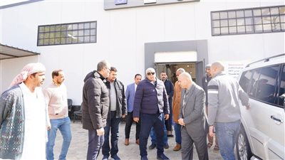 محافظ مطروح يصفع مروجي شائعات وفاته من داخل مصنع الأطراف الصناعية