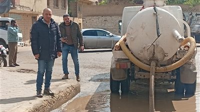 لليوم الثاني: شفط مياه الأمطار من الشوارع بمركز أبو النمرس 