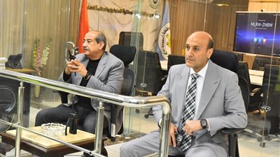 محافظ أسيوط يتابع من مركز السيطرة الالتزام بمواعيد غلق المحال 
