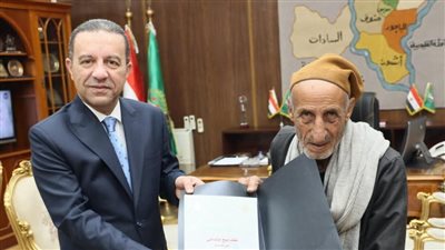 محافظ المنوفية يسلّم عقود تقنين أراضي أملاك الدولة لعدد من المواطنين