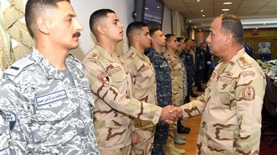  وزير الدفاع والإنتاج الحربي يلتقى عدداً من مقاتلى الأفرع الرئيسية 