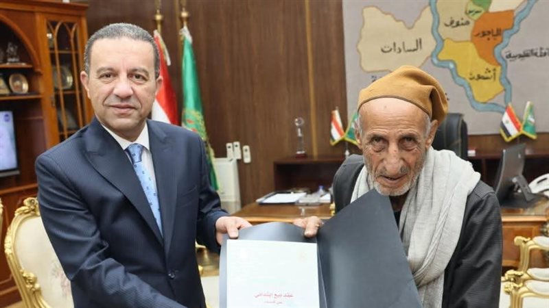 محافظ المنوفية يسلّم