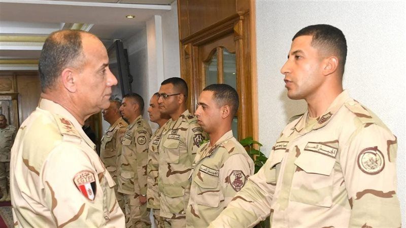 وزير الدفاع يلتقى