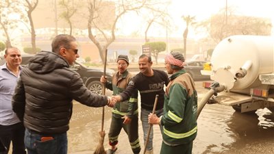 محافظ الجيزة يقود جولات ميدانية مكثفة لمواجهة تجمعات الأمطار وضمان انسياب المرور