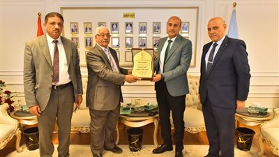 محافظ أسيوط يكرم متطوعي الهلال الأحمر تقديراً لجهودهم في دعم العمل الإنساني 