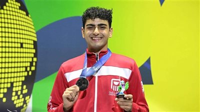 وزير الشباب والرياضة يهنئ عبدالرحمن طلبه بعد التتويج بفضية سلاح الشيش 