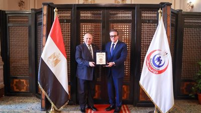 وزارة الصحة تكرم ممثلي شركة «نستله الشرق الأوسط» و«تروس مصر للتنمية» 