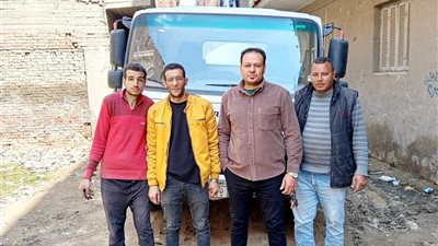 رئيس الوحدة المحلية بالمنوات يقود حملة نظافة مكثفة وشفط المياه بقرية طموه