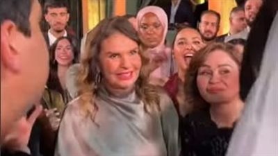 يسرا تخطف الأنظار في أحدث ظهور لها في فرح ابنة صديقتها