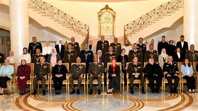القائد العام للقوات المسلحة وزير الدفاع والإنتاج الحربى يكرم عدداً من القادة الذين أوفوا العطاء بـ القوات المسلحة 