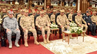 وزير الدفاع يلتقي طلاب الأكاديمية العسكرية ويؤكد: الانضباط أساس بناء المقاتل