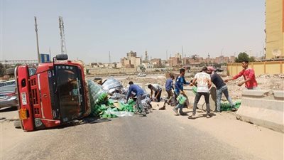 حادث انقلاب سيارة نقل على الطريق الدائري اتجاه المريوطية يسبب كثافات مرورية