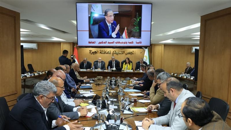 محافظ الجيزة ومناقشة