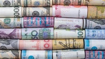 أسعار العملات اليوم.. تراجع الدولار وارتفاع الدينار الكويتي