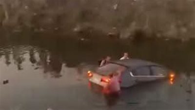 حادث مروع في إيتاي البارود.. سيارة ملاكي تنقلب داخل ترعة