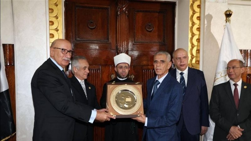 وزير الأوقاف يشيد