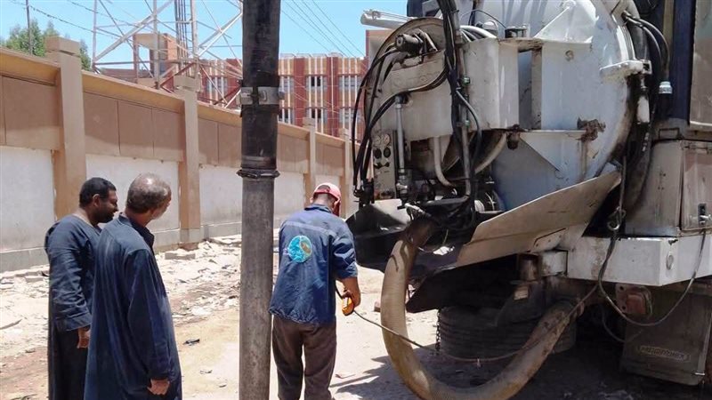 محافظ أسوان يتابع مرافق المياه والصرف