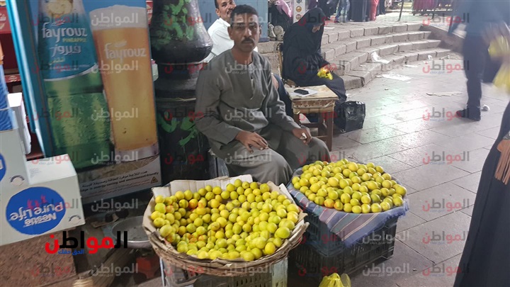 صور | في سوق أسوان القديم الليمون معصرش نفسه على روحه