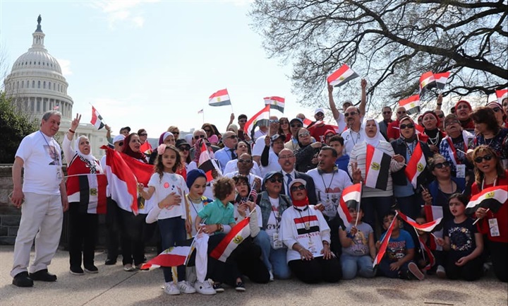 أسرة أمريكية تشارك المصريين احتفالهم بـ«زيارة السيسي لواشنطن»
