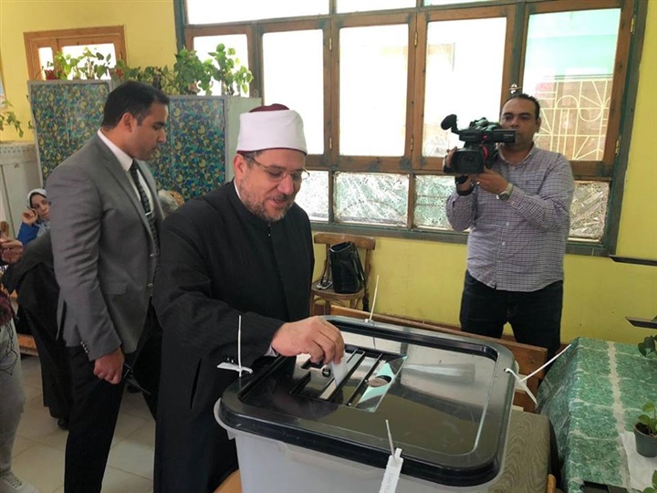 صور| وزير الأوقاف يُدلي بصوته في الاستفتاء على التعديلات الدستورية