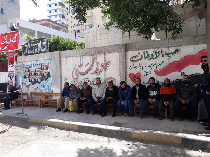 صور| حزب النور يحتشد أمام اللجان للاستفتاء على التعديلات الدستورية 2019 بالإسكندرية